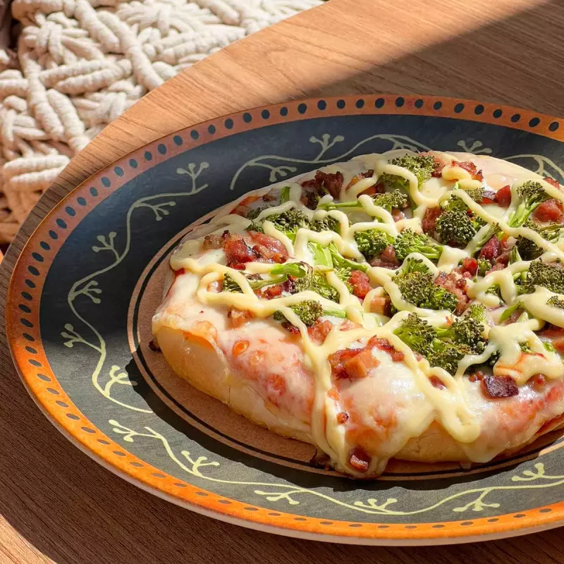 Pizza de bacon e brócolis