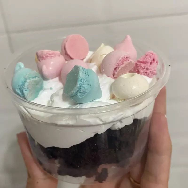 Brownie con crema y merenguitos