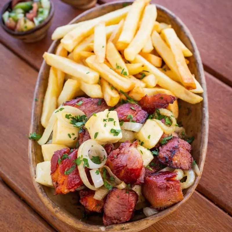 Fumeiro com fritas e coalho