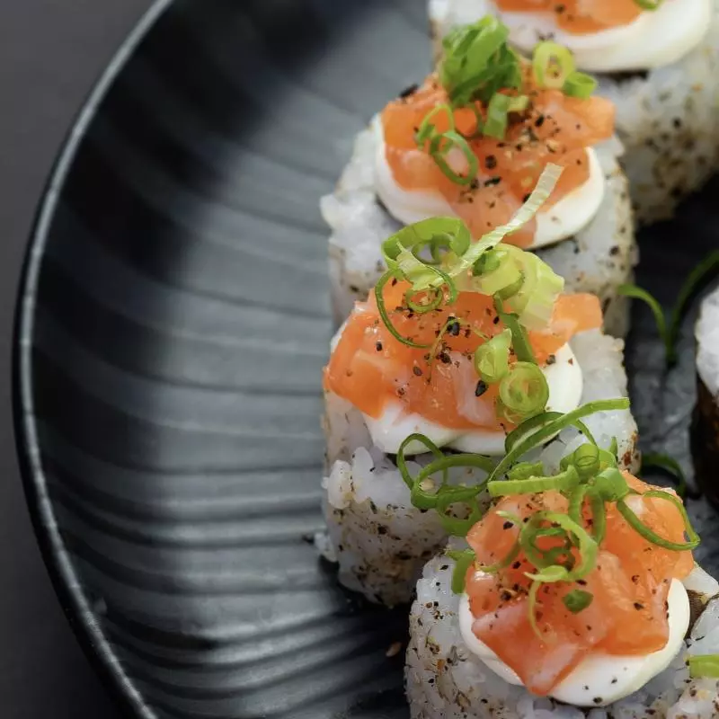 URAMAKI SALMÃO FILADÉLFIA (6 peças)