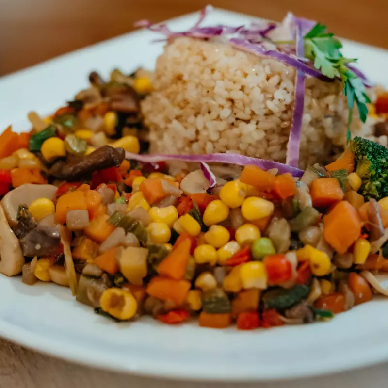 Wok de Vegetales con Arroz Yamaní