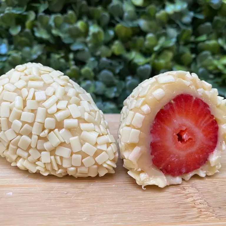 COXINHA MARAVILHA DE MORANGO BRANCA