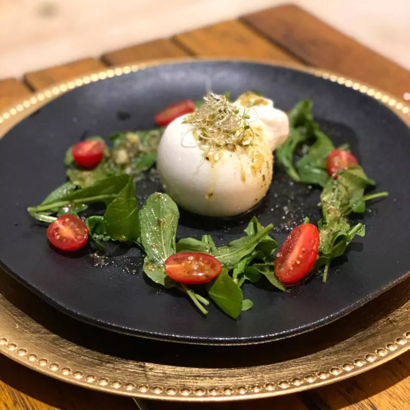 Burrata com saladinha