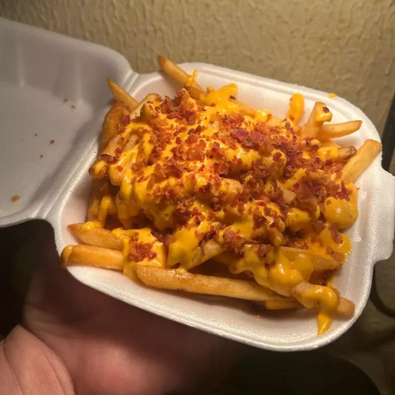 Batata Frita M com Cheddar e Bacon