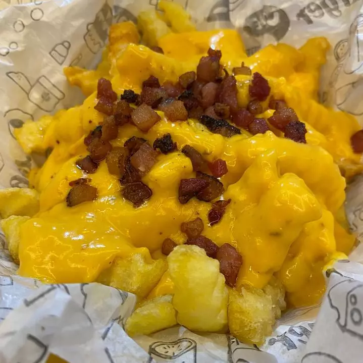 Batata Frita com Cheddar e Bacon
