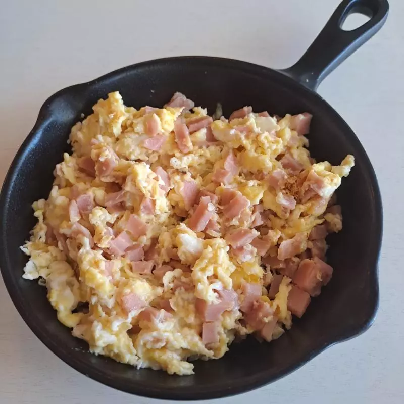 Porción de huevo revuelto con j y q