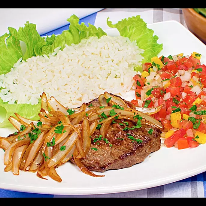 Filé acebolado com fritas