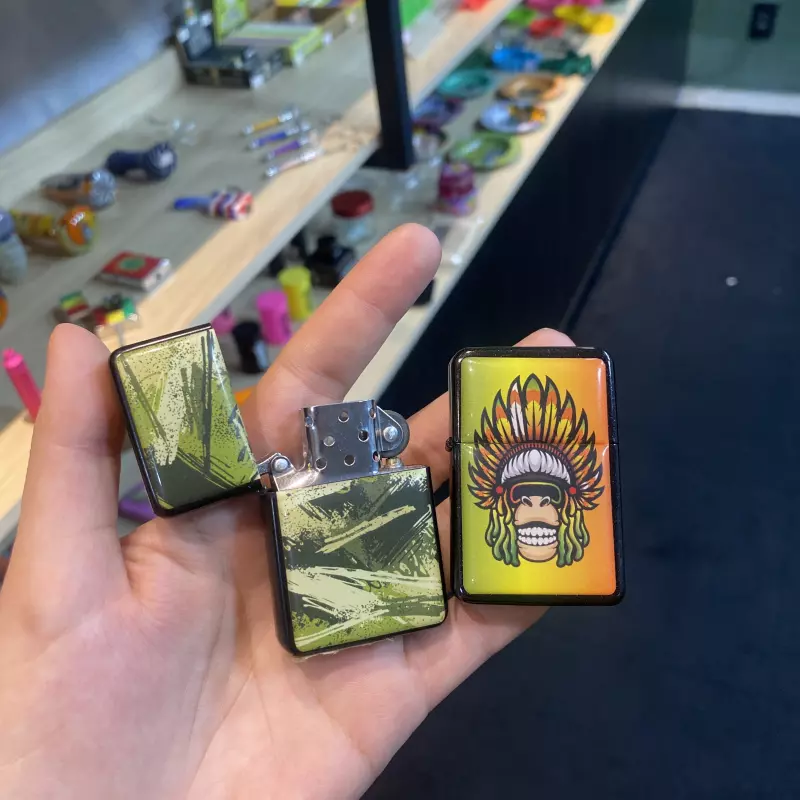 Isqueiro Hit estilo zippo estampado