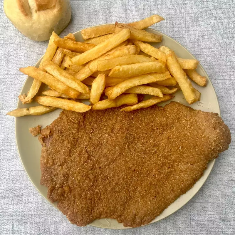 Milanesa simple con papas fritas.