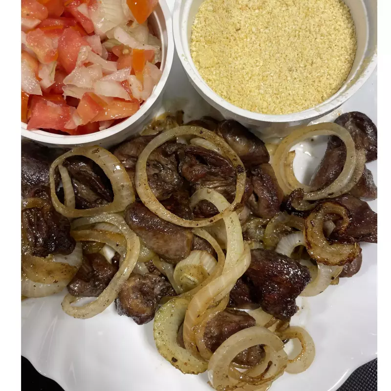 Coração acebolado no prato