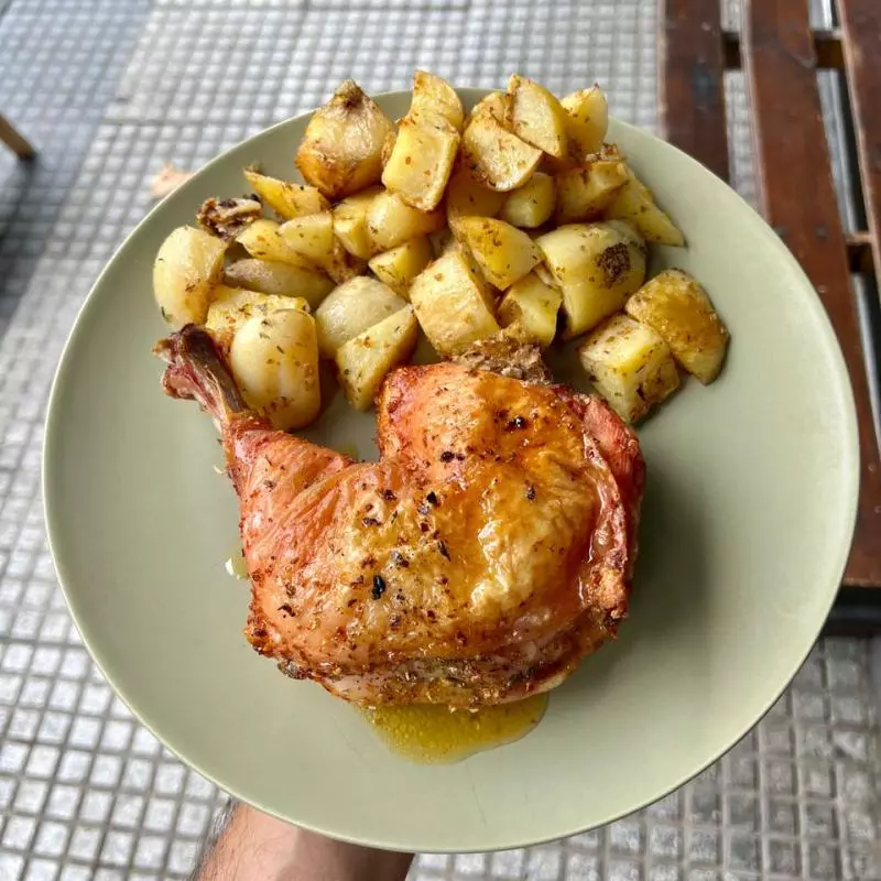 Pata y muslo con papas al horno