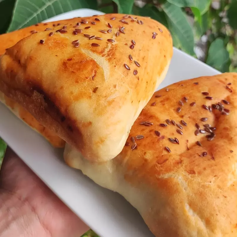 Esfiha grande de jaca com cheddar