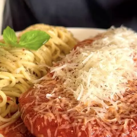 Bife à Parmegiana com Massa
