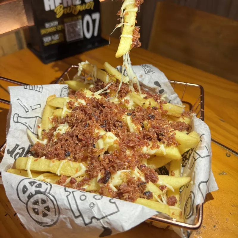 BATATA C/ FAROFA DE BACON E QUEIJO