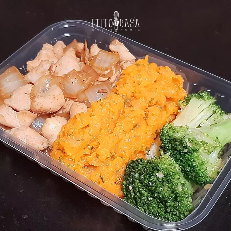 *Frango acebolado repaginado c/purê.