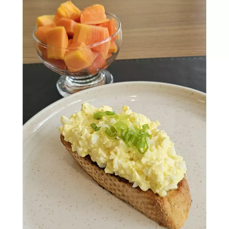 Toast de ovos + fruta