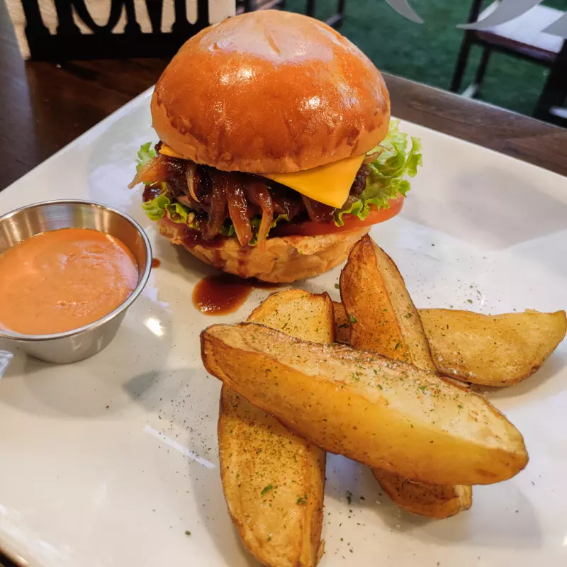 HAMBURGUESA DE RES A LA BBQ