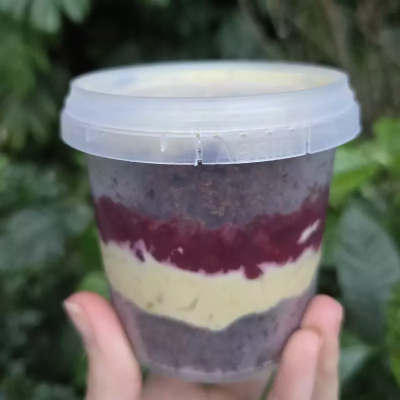 Bolo de pistache com f vermelhas