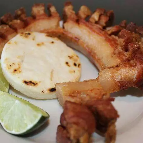 Chicharrón  con arepa
