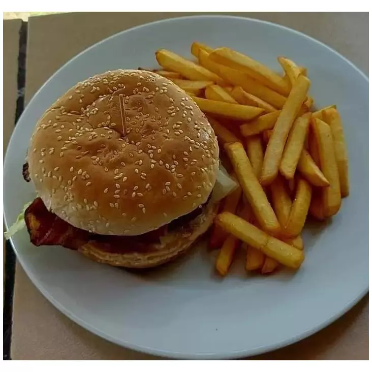 HAMBURGUESA CON PAPAS