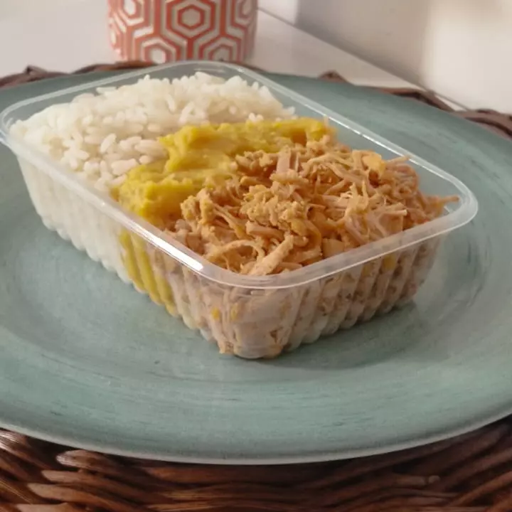 Suino desfiado com purê de banana