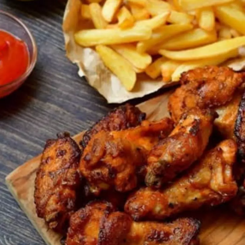 Alitas con papas a la francesa