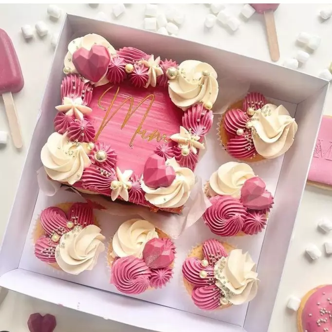 Caja para mini torta + 5 cupcakes