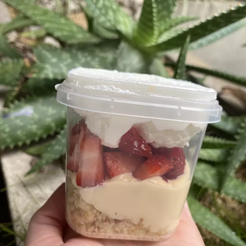 Ninho com morango e chantilly