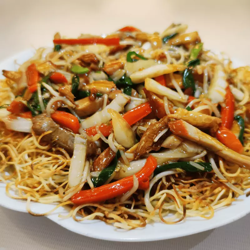 Tallarín con chancho asado y verd