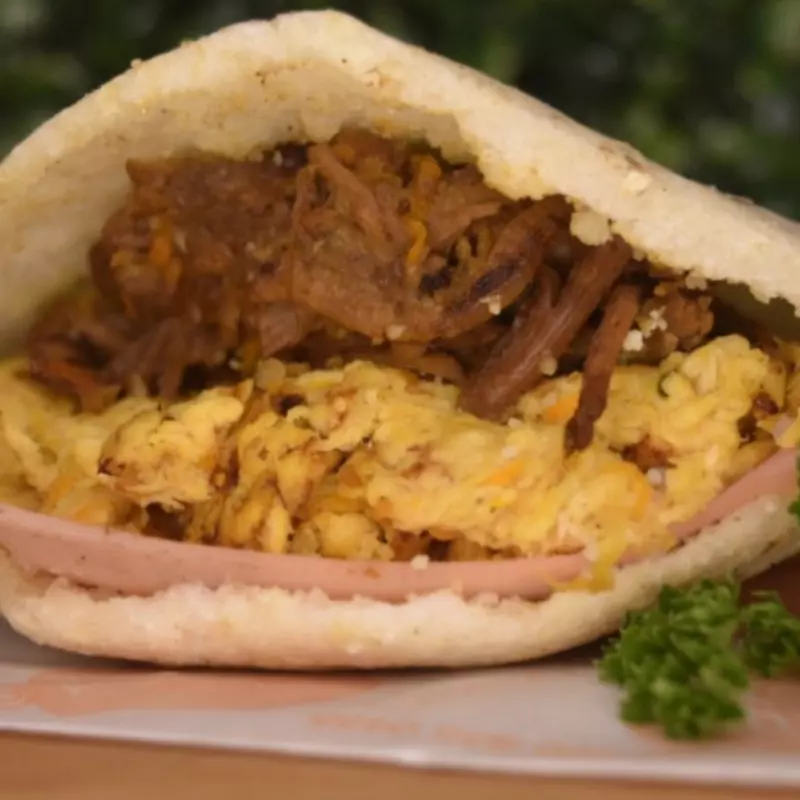 AREPA DE POLLO + CARNE