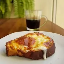 Pão fofinho com requeijão na chapa