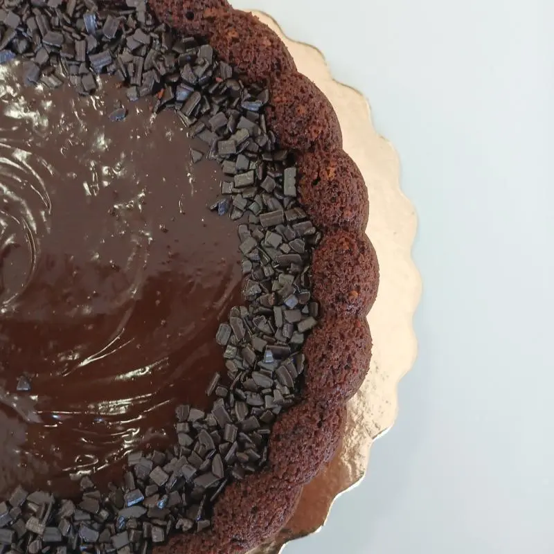 Bolo de chocolate com creme de briga
