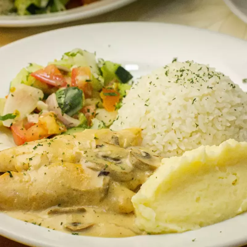Pollo Salsa Hongo y Tocineta