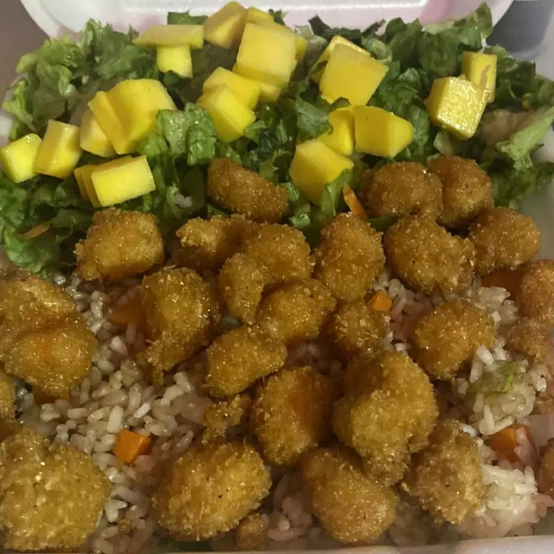 Yakimeshi con cangrejo empanizado
