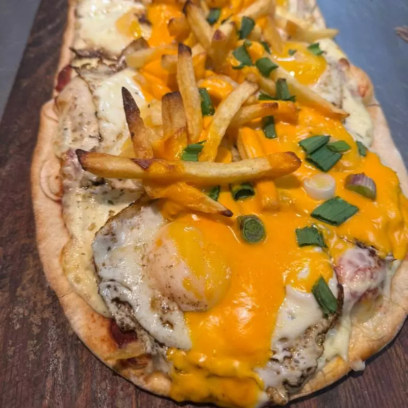 Huevo fritos y papas cheddar (4 porc