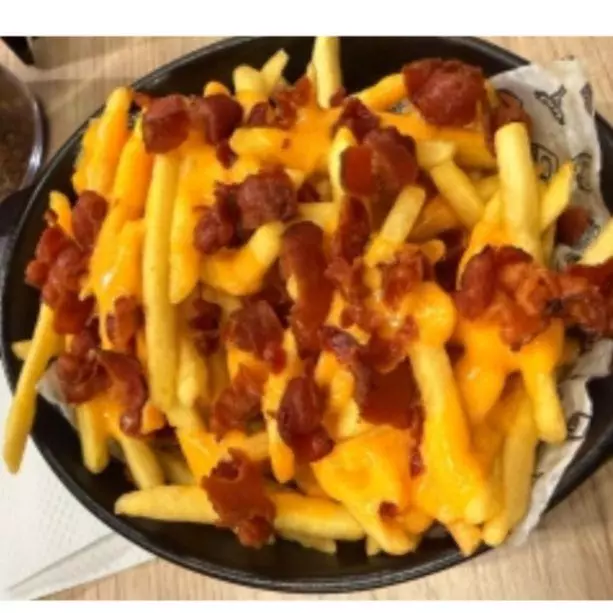 Papas fritas con Cheddar y Bacon