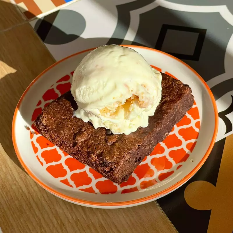 Brownie con helado