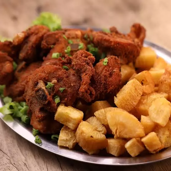 Porção frango a passarinho c/ aipim