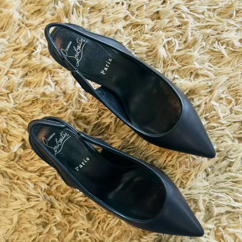 TACÓN LOUBUTIN STILETO NEGRO