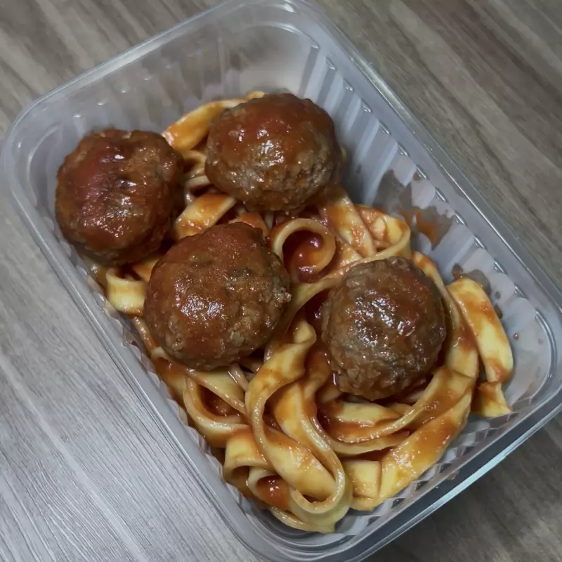 MACARRÃO COM ALMÔNDEGAS