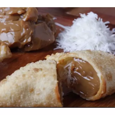 Pastel Doce Leite c/ Queijo e Coco.