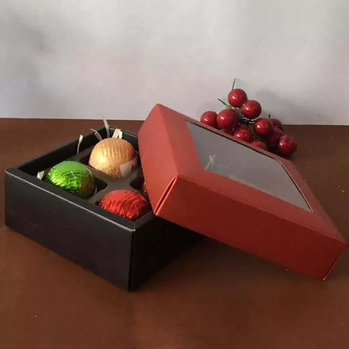 Caixa vermelha c/4 bombons sortidos