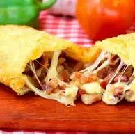 Pastel de Mussarela com Calabresa