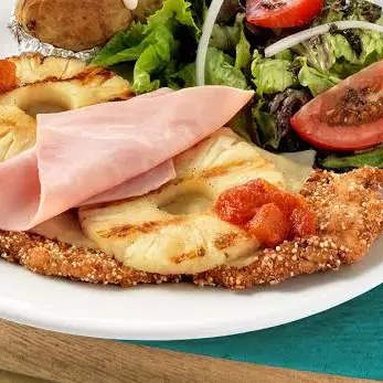 Milanesa de pollo hawaiana