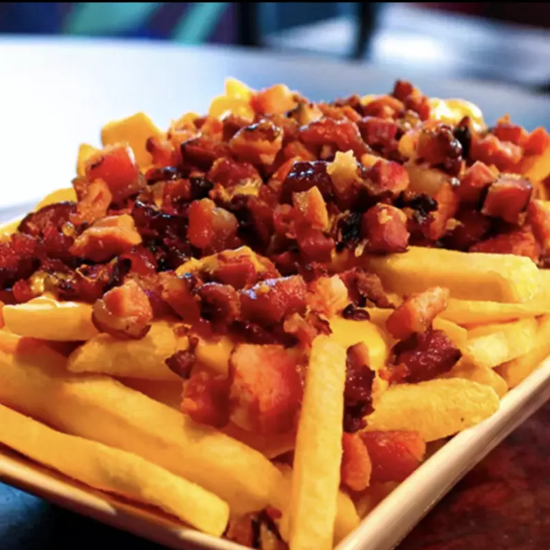 BATATA CHEDDAR, BACON E FRANGO