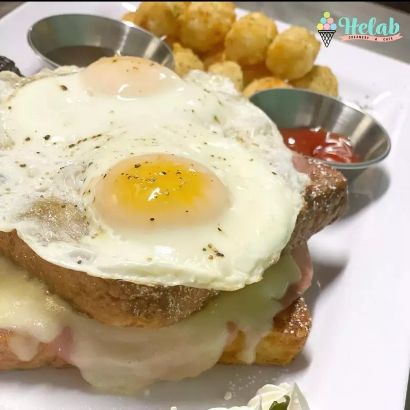 Eggs on French