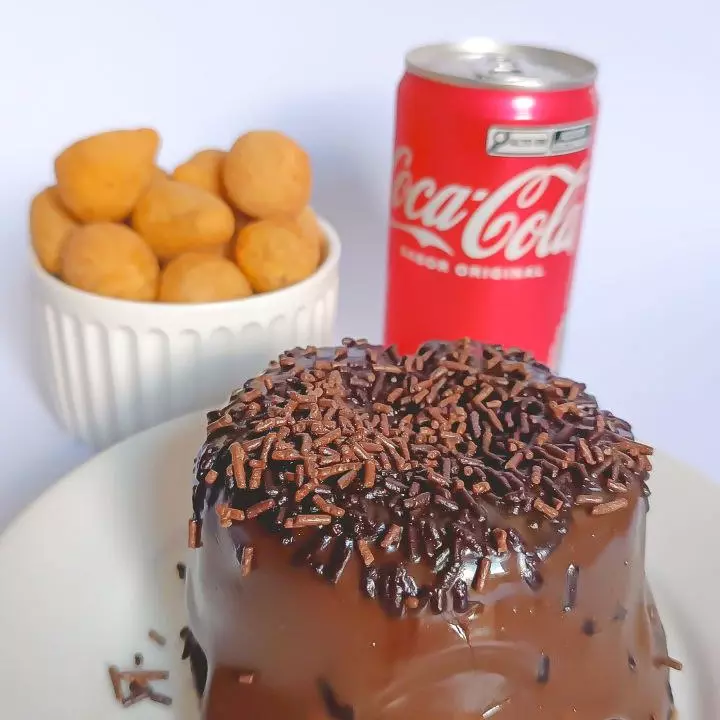 20 salgados + bolo + coca + molho