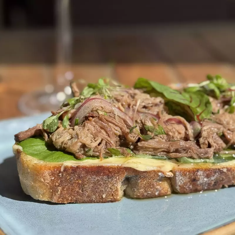 Salada de brisket com cebola roxa