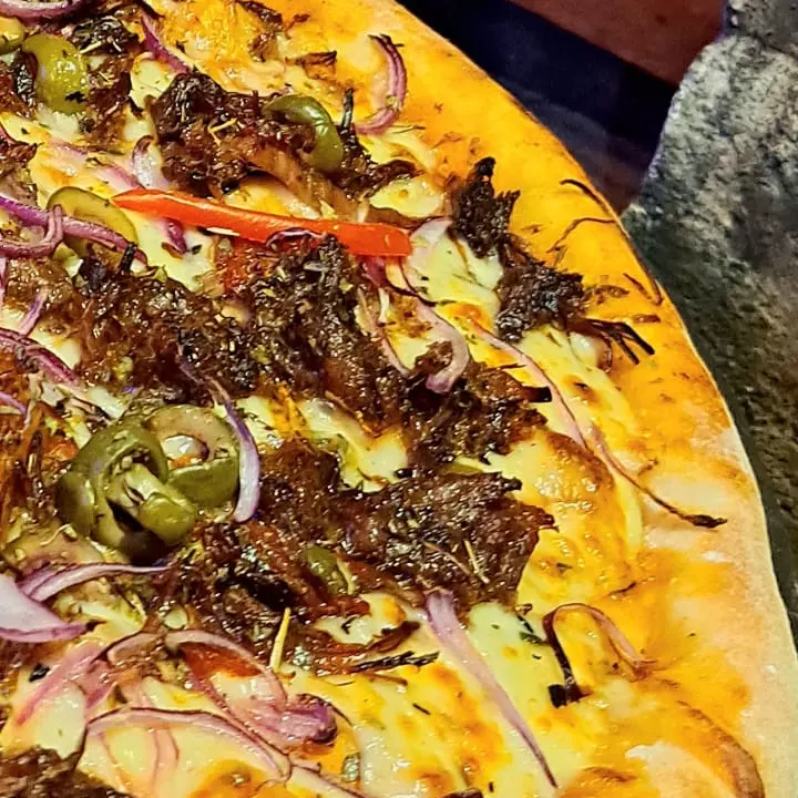 Pizza de Costela no bafo desfiada