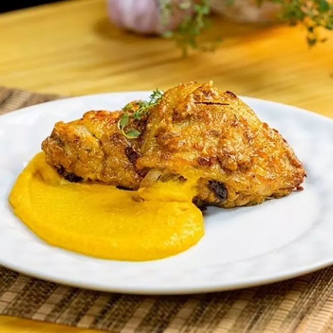 Sobrecoxa com Polenta Mole